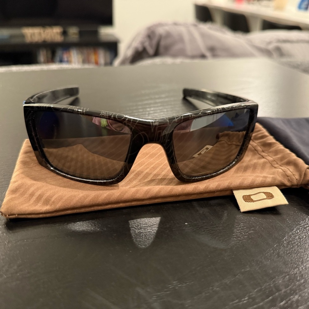 Oakley Fuel Cell Ducati Black Matte Rectangle Sunglasses Microfiber Pouch/Cloth